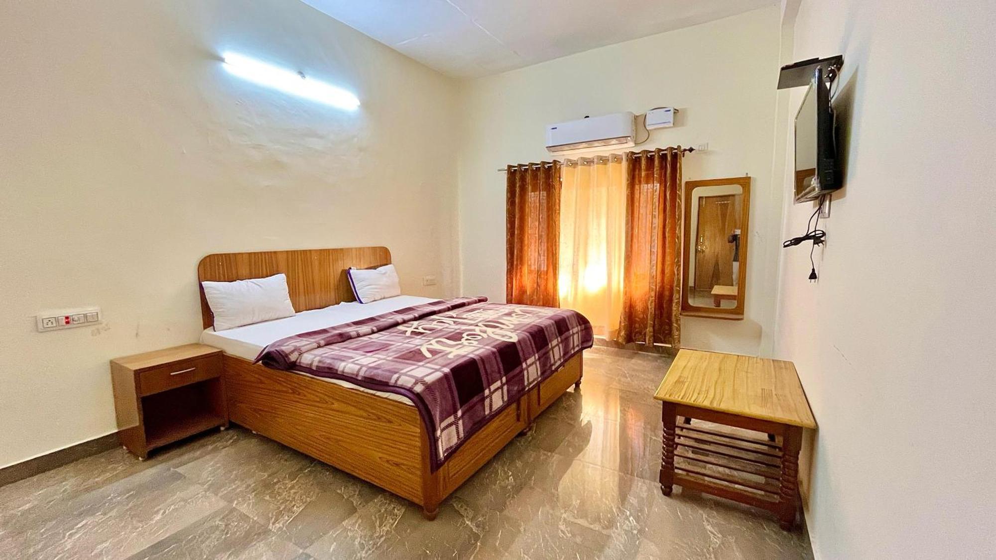 Aditya Palace Orchha Buitenkant foto