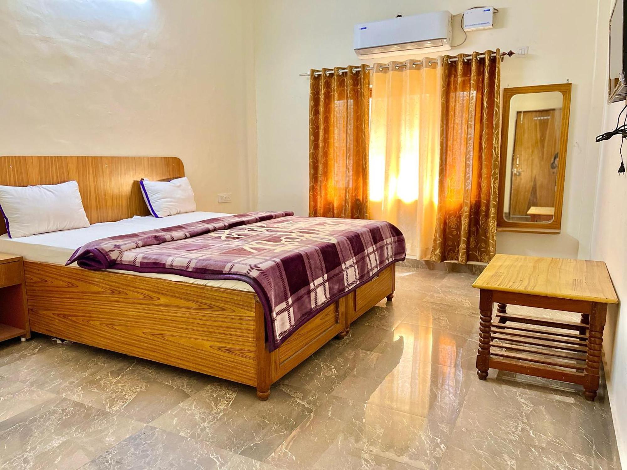 Aditya Palace Orchha Buitenkant foto