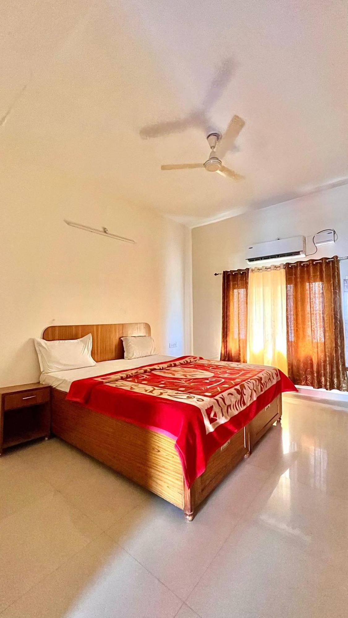 Aditya Palace Orchha Buitenkant foto
