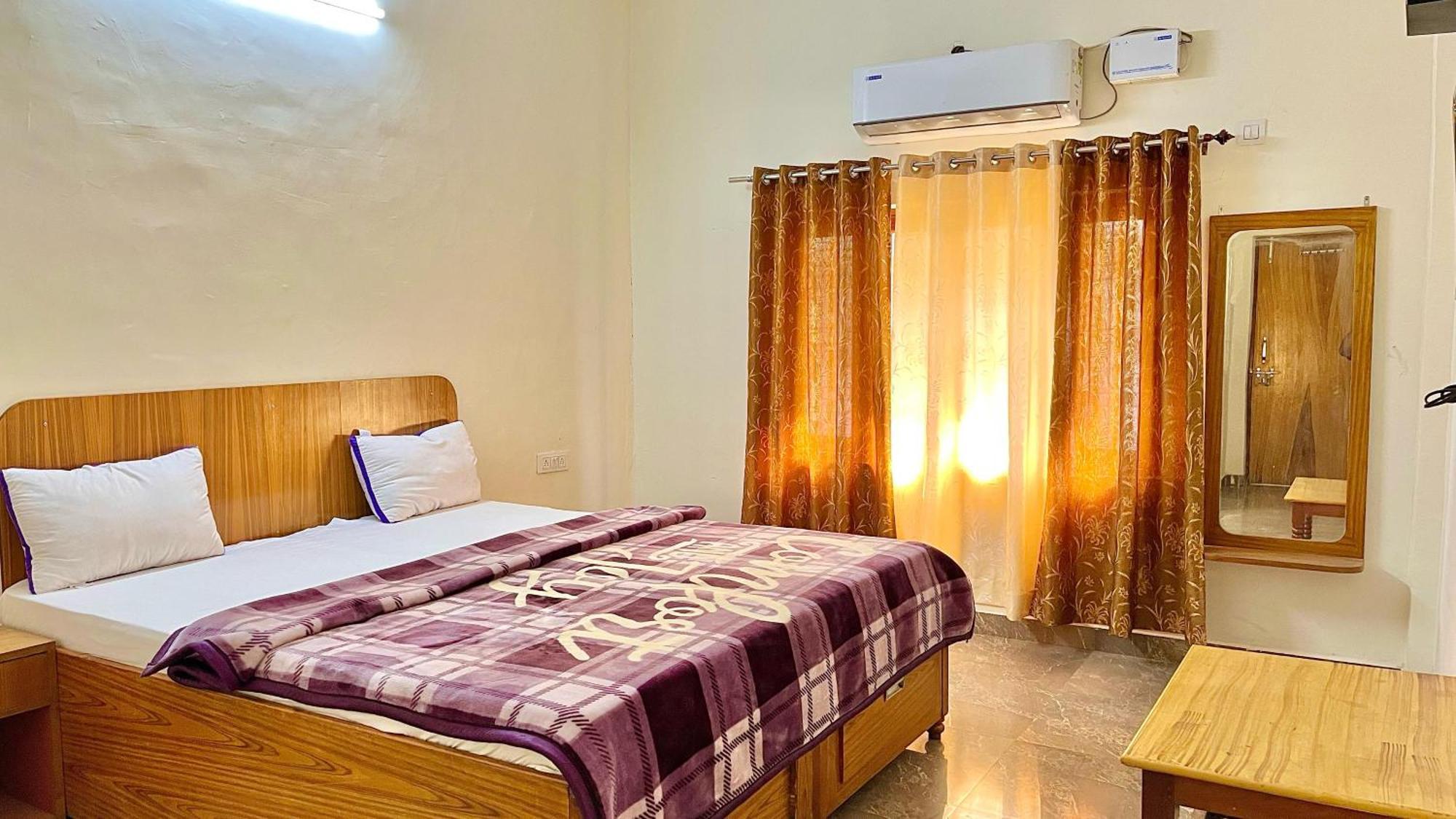 Aditya Palace Orchha Buitenkant foto