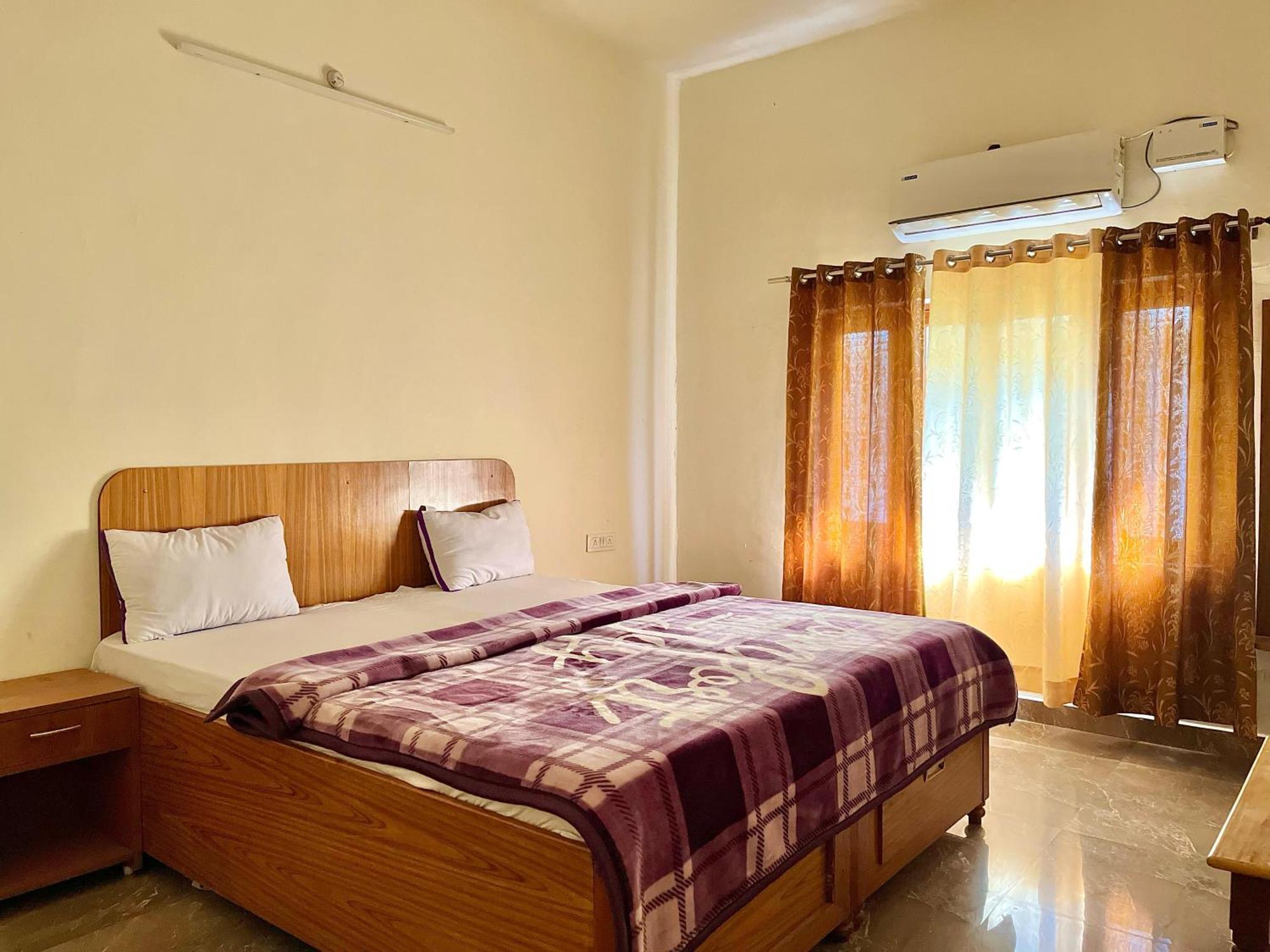 Aditya Palace Orchha Buitenkant foto