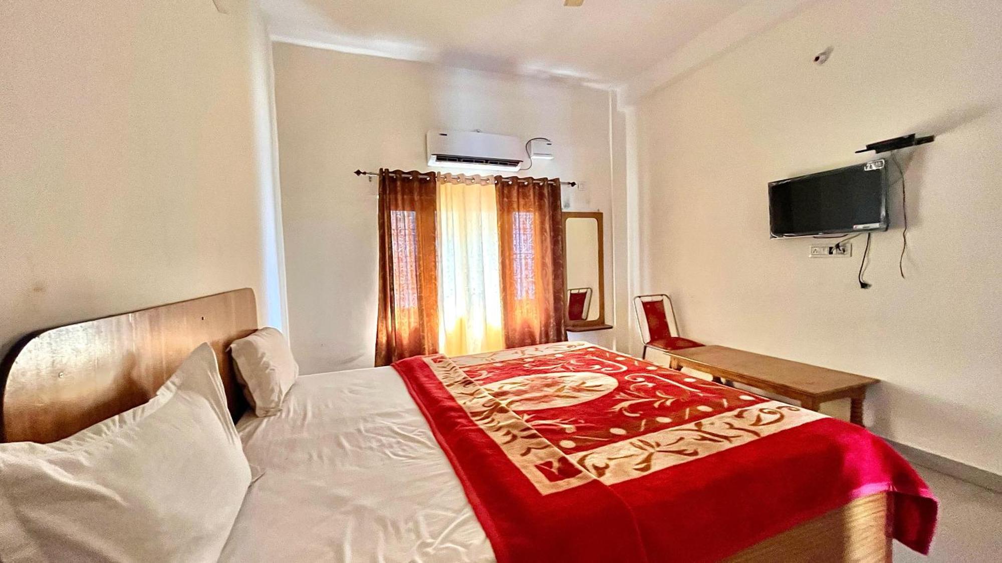 Aditya Palace Orchha Buitenkant foto