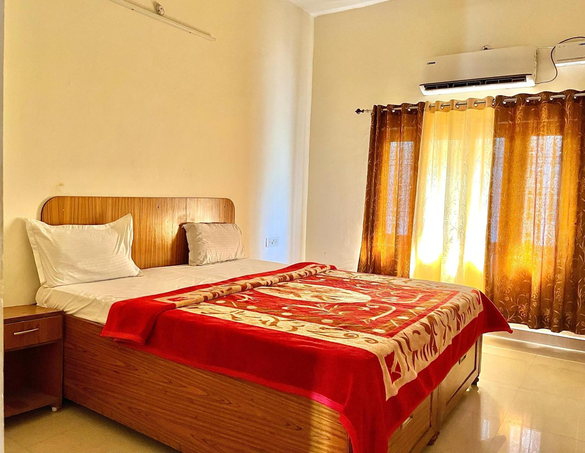 Aditya Palace Orchha Buitenkant foto
