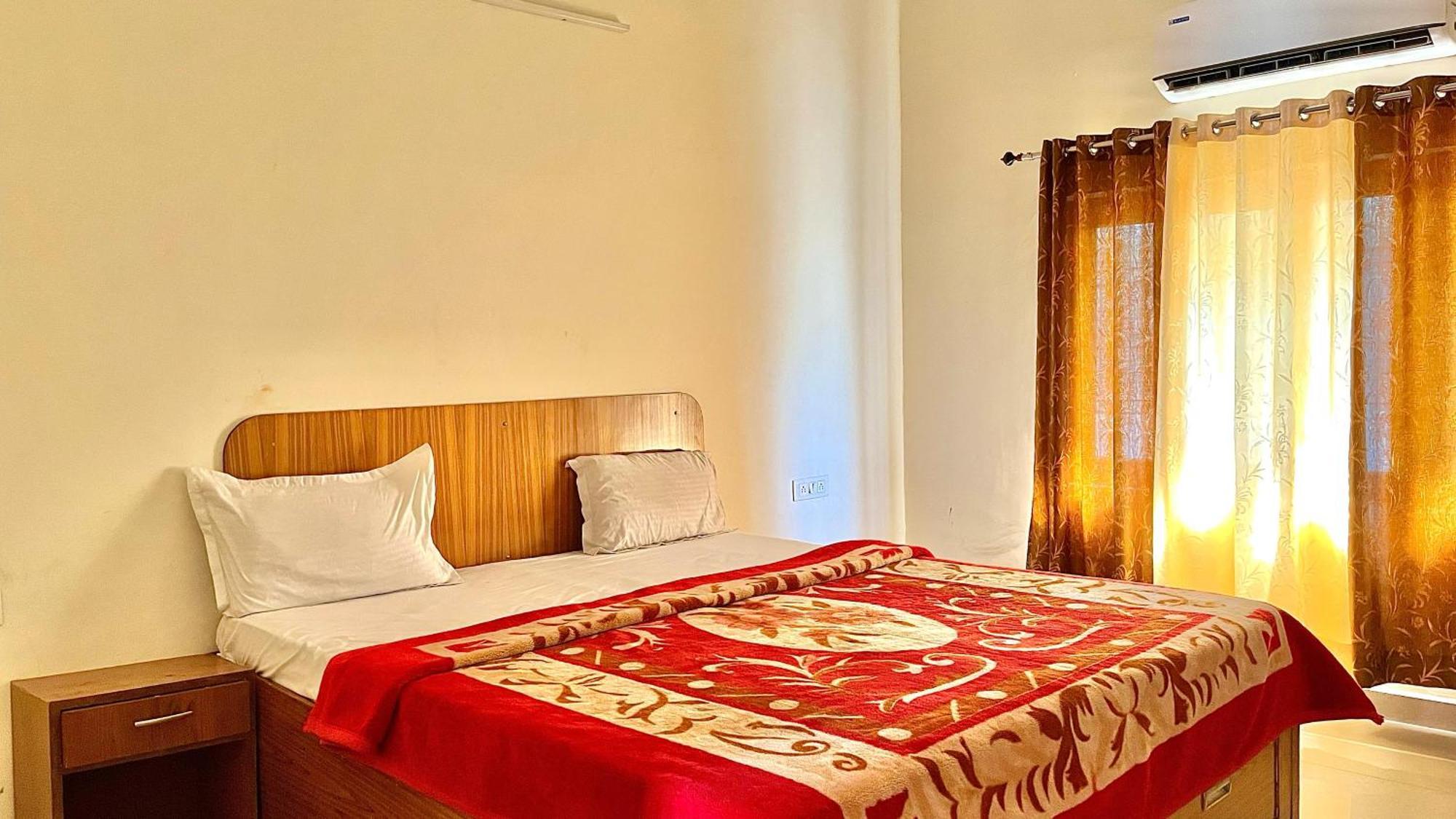 Aditya Palace Orchha Buitenkant foto