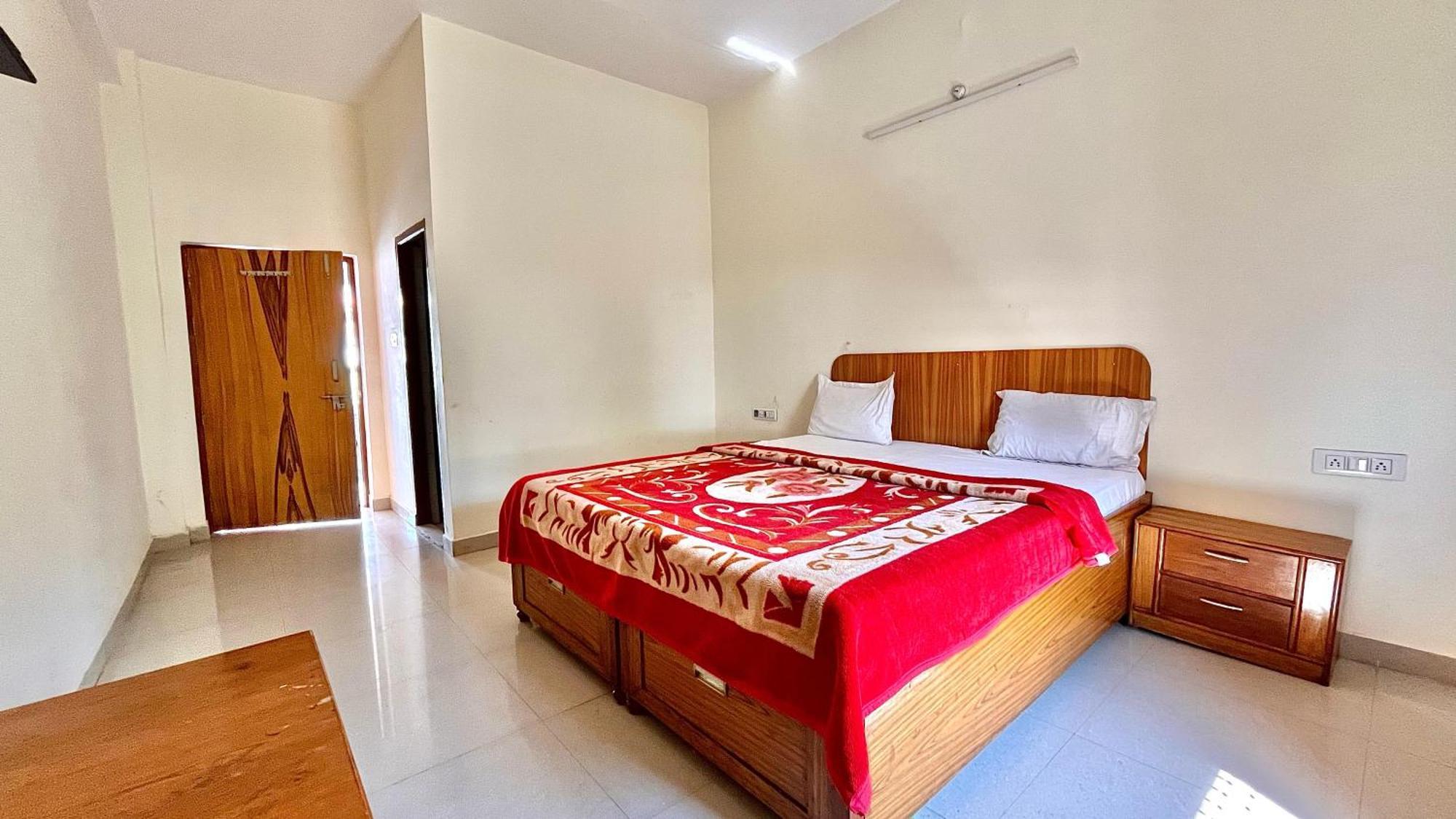 Aditya Palace Orchha Buitenkant foto
